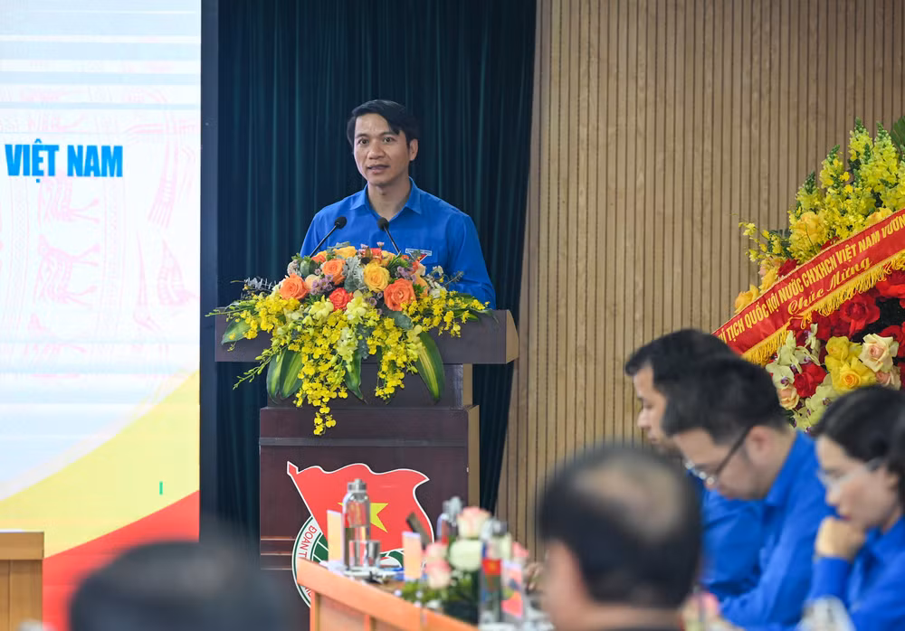 Bí thư Thường trực Trung ương Đoàn Nguyễn Ngọc Lương trình bày báo cáo tại buổi làm việc. Bí thư Thường trực Trung ương Đoàn Nguyễn Ngọc Lương trình bày báo cáo tại buổi làm việc.