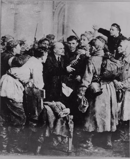 Chiều tối 6/11/1917 (24/10 theo lịch Nga cũ), V.I.Lenin đến Điện Smolny, trực tiếp chỉ đạo cuộc khởi nghĩa vũ trang nhằm lật đổ Chính phủ tư sản lâm thời và thiết lập chính quyền Soviet. Ðêm 6/11 (24/10), khởi nghĩa vũ trang bắt đầu nổ ra ở Thủ đô Petrograd. (Ảnh: Tư liệu quốc tế/TTXVN phát) Chiều tối 6/11/1917 (24/10 theo lịch Nga cũ), V.I.Lenin đến Điện Smolny, trực tiếp chỉ đạo cuộc khởi nghĩa vũ trang nhằm lật đổ Chính phủ tư sản lâm thời và thiết lập chính quyền Soviet. Ðêm 6/11 (24/10), khởi nghĩa vũ trang bắt đầu nổ ra ở Thủ đô Petrograd. (Ảnh: Tư liệu quốc tế/TTXVN phát)