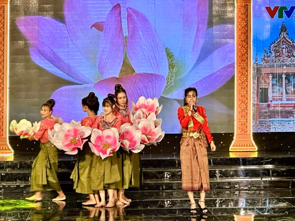 Tiết mục đơn ca “Bài ca nhớ ơn Bác” của đơn vị Châu Thành (Sóc Trăng). Tiết mục đơn ca “Bài ca nhớ ơn Bác” của đơn vị Châu Thành (Sóc Trăng).