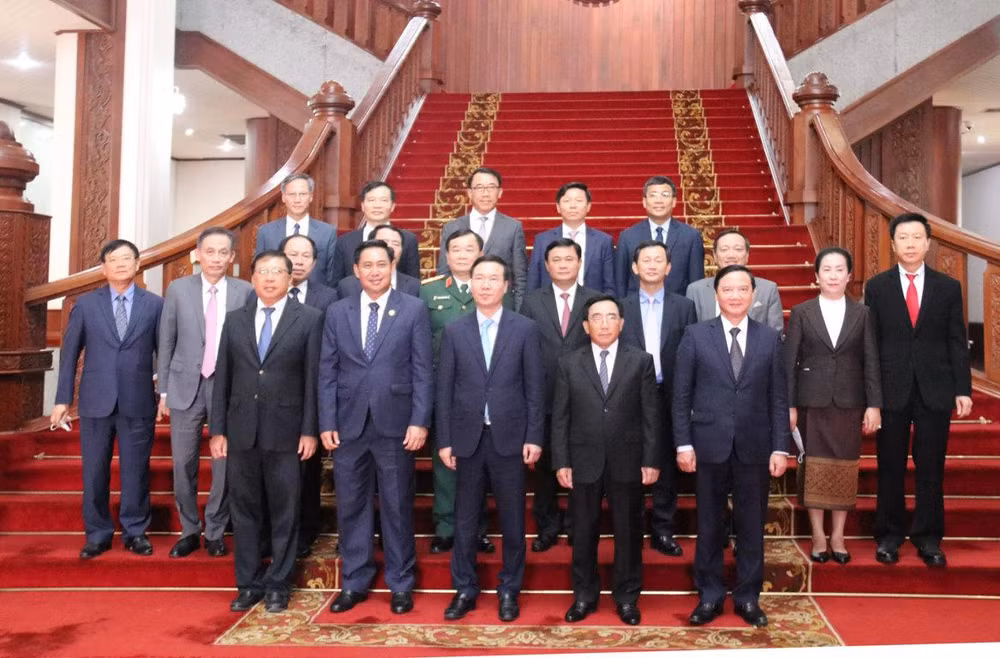 Thủ tướng Lào Phankham Viphavanh chụp ảnh cùng đồng chí Võ Văn Thưởng và đoàn đại biểu cấp cao. Thủ tướng Lào Phankham Viphavanh chụp ảnh cùng đồng chí Võ Văn Thưởng và đoàn đại biểu cấp cao.