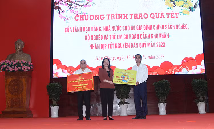 Phó Chủ tịch nước tặng Hậu Giang 10 căn nhà đại đoàn kết; tặng 200 triệu tiền quà tết cho trẻ em có hoàn cảnh khó khăn của Hậu Giang