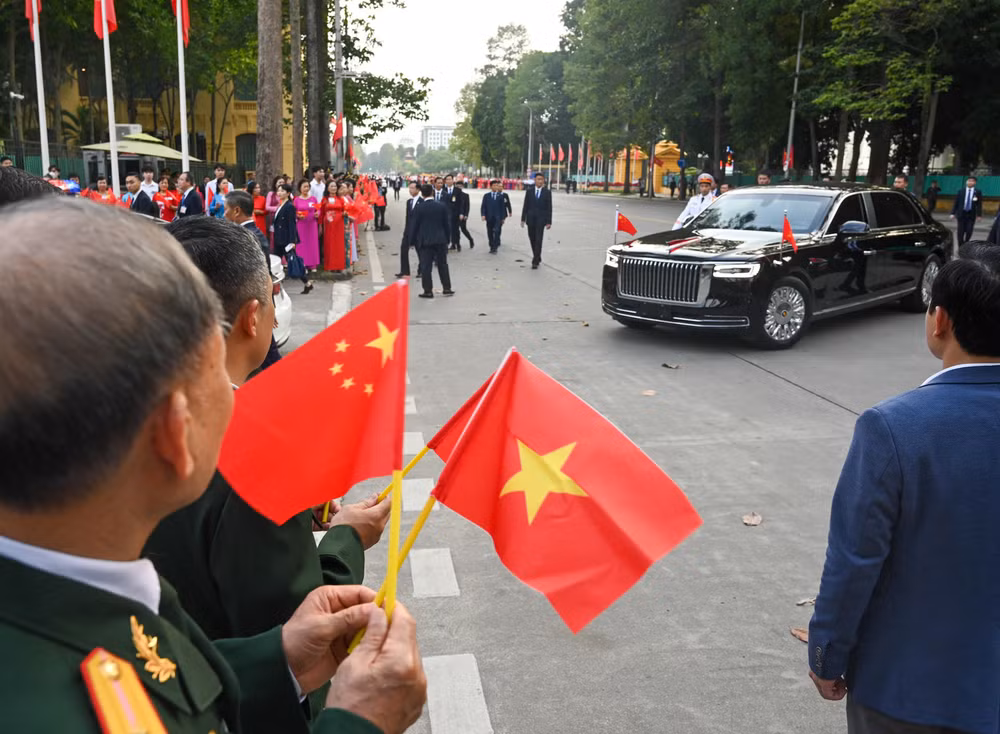 Các tầng lớp nhân dân Thủ đô chào mừng Tổng Bí thư, Chủ tịch Trung Quốc Tập Cận Bình và Phu nhân.
