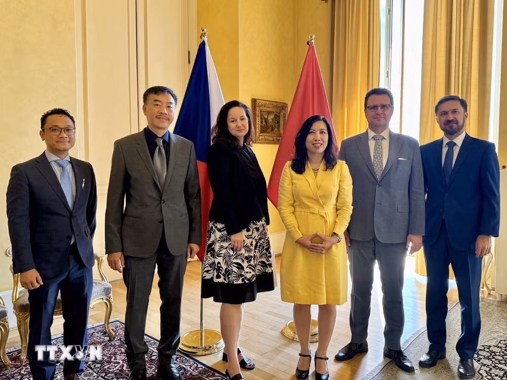 Thứ trưởng Ngoại giao Lê Thị Thu Hằng (thứ 3, phải sang) và bà Katerina Sequensova (thứ 3, trái sang) tại buổi gặp. (Ảnh: TTXVN)