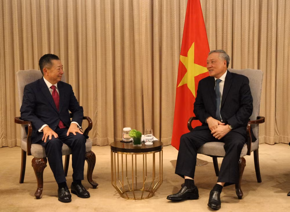 Phó Thủ tướng Thường trực Nguyễn Hòa Bình tiếp ông Laurent Lam Kwing Chee, Chủ tịch điều hành Tập đoàn Gold Resource Development (GR) Phó Thủ tướng Thường trực Nguyễn Hòa Bình tiếp ông Laurent Lam Kwing Chee, Chủ tịch điều hành Tập đoàn Gold Resource Development (GR)