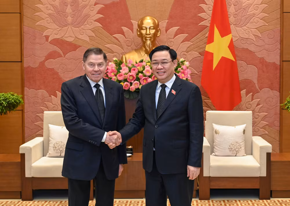 Chủ tịch Quốc hội Vương Đình Huệ chào mừng Chánh án Lebedev Vyacheslav Mikhailovich.