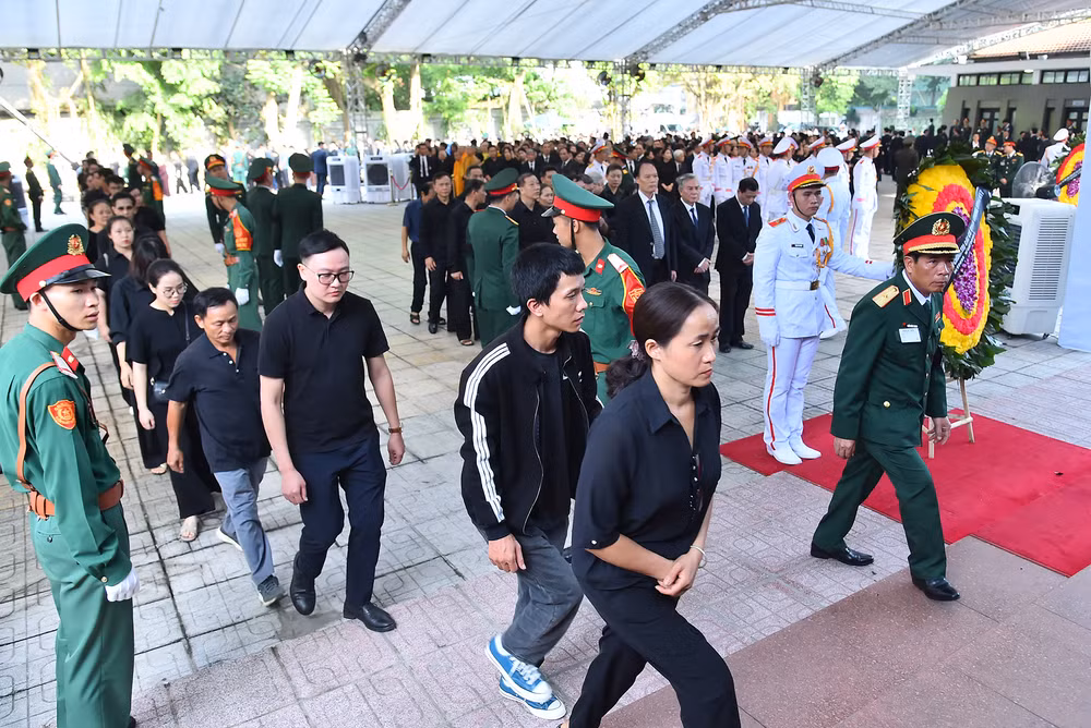 Đông đảo các tầng lớp nhân dân vào viếng Tổng bí thư Nguyễn Phú Trọng sáng 26/7. Đông đảo các tầng lớp nhân dân vào viếng Tổng bí thư Nguyễn Phú Trọng sáng 26/7.