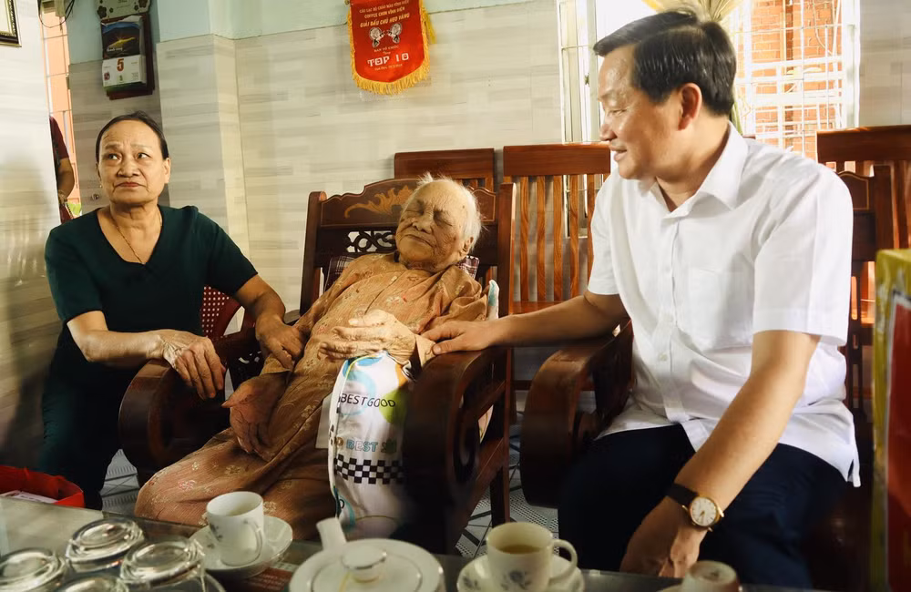 Phó Thủ tướng Lê Minh Khái thăm, động viên Bà mẹ Việt Nam Anh hùng Phan Thị Hựu. 