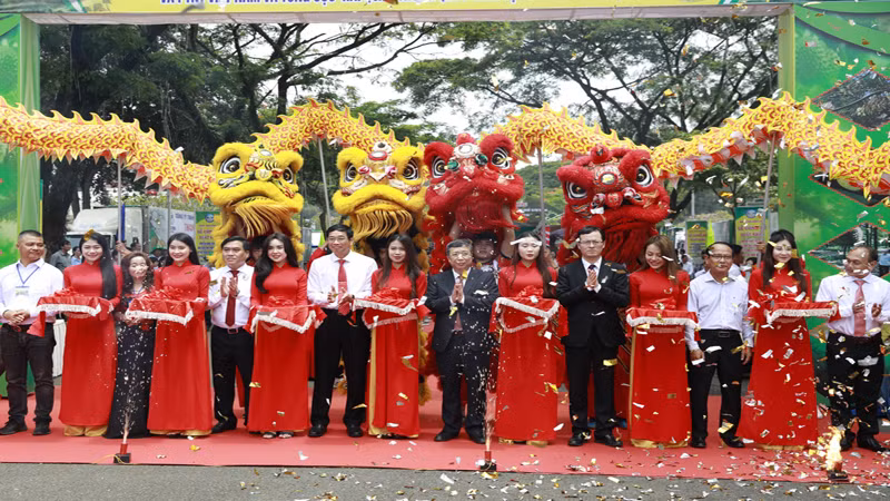 Các đại biểu thực hiện cắt băng xuất khẩu chuyến hàng sầu riêng. Các đại biểu thực hiện cắt băng xuất khẩu chuyến hàng sầu riêng.