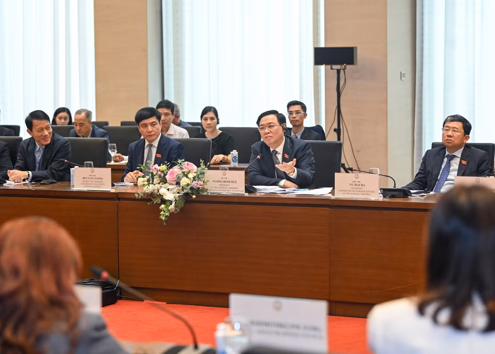 Chủ tịch Quốc hội Vương Đình Huệ trao đổi, trả lời các ý kiến của đại diện các doanh nghiệp tại buổi tiếp.