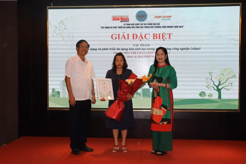 PGS, TS Đặng Văn Thanh, Chủ tịch Hội đồng Quản lý Viện IDE trao giải đặc biệt đến tác giả Bùi Thị Lan và các cộng sự.