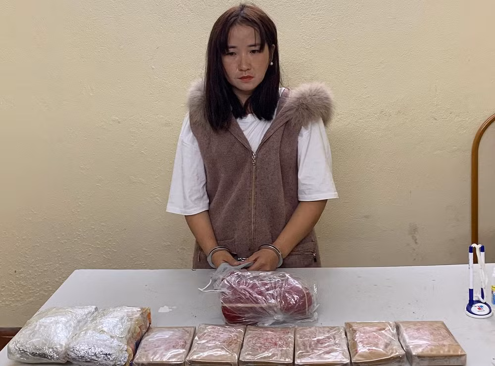 Đối tượng Tráng Thị Khúa cùng số ma túy bị bắt giữ.