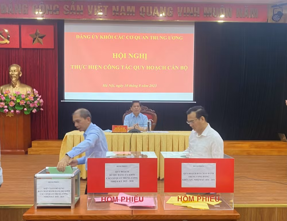Các đại biểu bỏ phiếu lựa chọn, giới thiệu nhân sự. Các đại biểu bỏ phiếu lựa chọn, giới thiệu nhân sự.