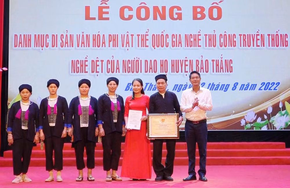 Công nhận nghề dệt vải của dân tộc Dao họ, huyện Bảo Thắng (Lào Cai) là Di sản phi vật thể quốc gia.