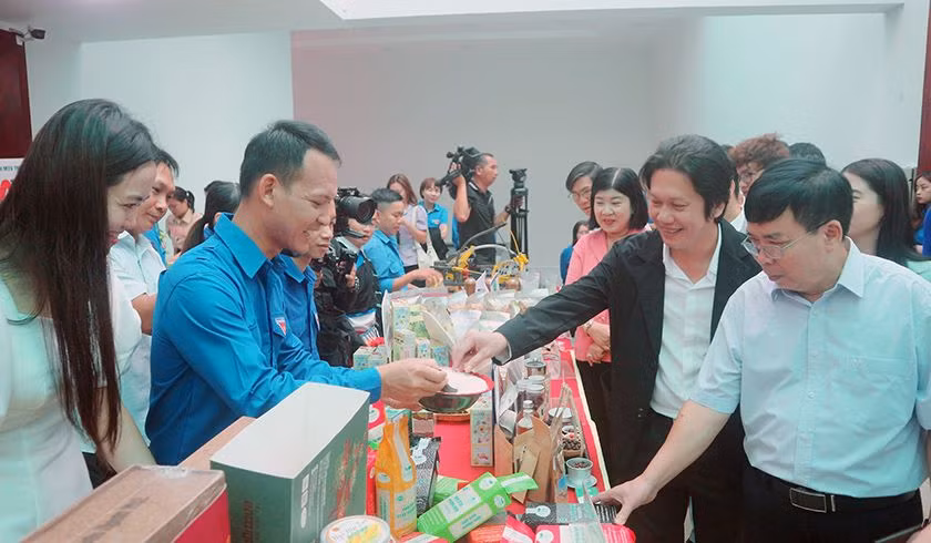 Các đại biểu tham quan các sản phẩm của thanh niên nông thôn khởi nghiệp. Các đại biểu tham quan các sản phẩm của thanh niên nông thôn khởi nghiệp.