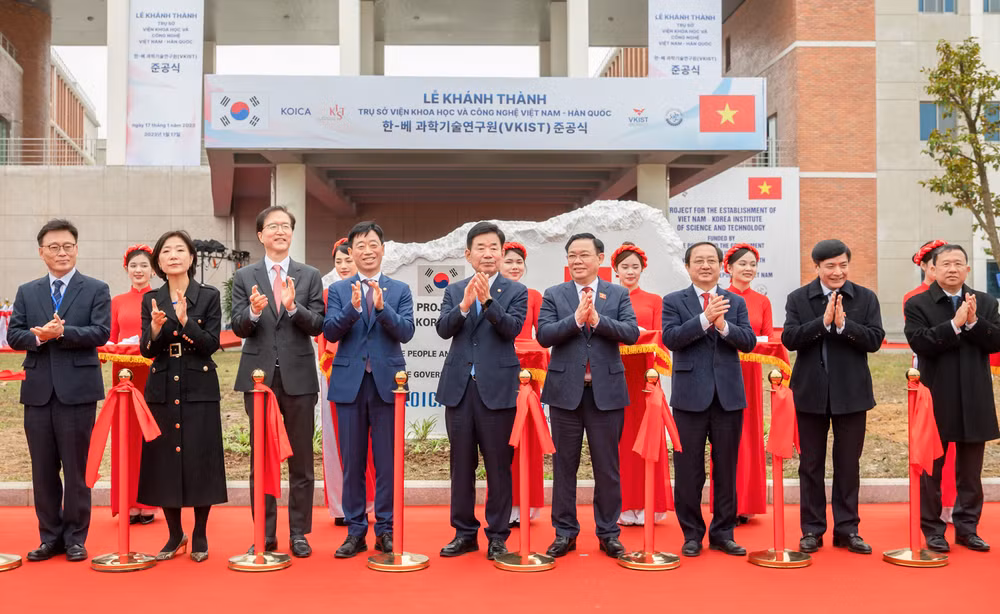 Chủ tịch Quốc hội Vương Đình Huệ, Chủ tịch Quốc hội Hàn Quốc Kim Jin Pyo và các đại biểu thực hiện nghi thức khánh thành trụ sở của VKIST. 