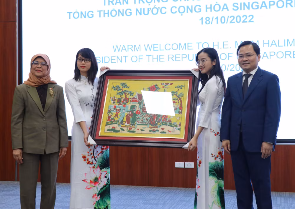  Bí thư Tỉnh ủy Bắc Ninh Nguyễn Anh Tuấn tặng quà lưu niệm tranh dân gian Đông Hồ cho Tổng thống Singapore Halimah Yacob. 