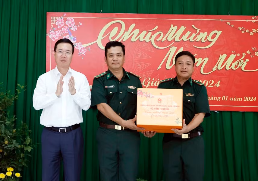 Chủ tịch nước Võ Văn Thưởng tặng quà Đồn biên phòng Thổ Châu.