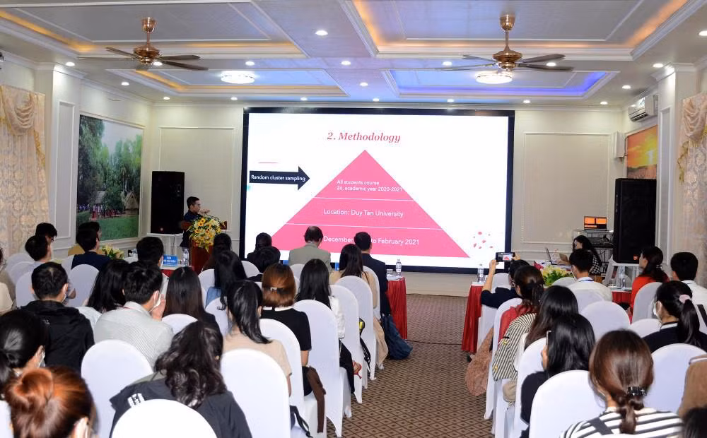 Trình bày báo cáo khoa học tại hội nghị.