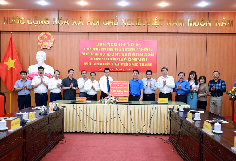 Đồng chí Nguyễn Hồng Lĩnh trao bảng hỗ trợ kinh phí làm nhà ở đồng bào dân tộc thiểu số nghèo cho lãnh đạo tỉnh Hà Giang.