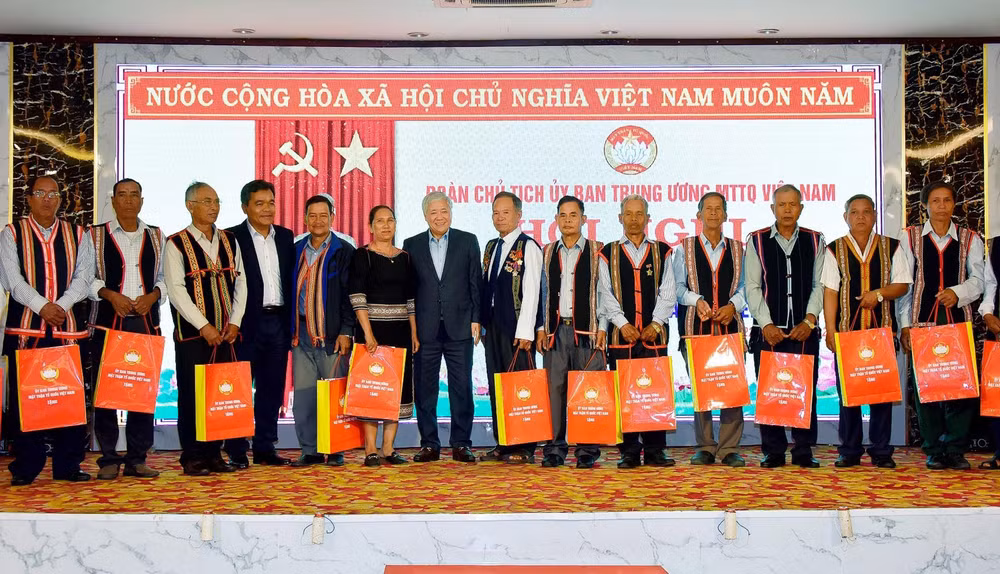 Chủ tịch Ủy ban Trung ương Mặt trận Tổ quốc Việt Nam Đỗ Văn Chiến tặng quà cho các đại biểu dự hội nghị. 