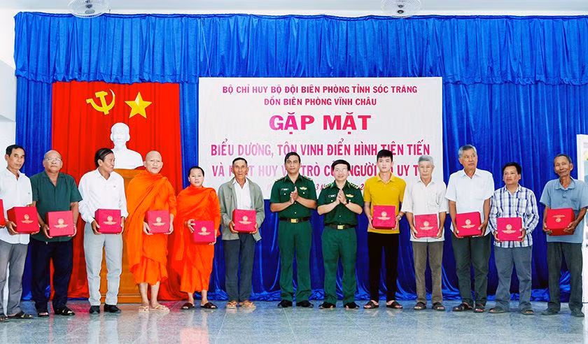 Biểu dương gương điển hình tiến tiến trong vùng đồng bào dân tộc thiểu số khu vực biên giới biển thuộc phường 1, phường 2 và phường Vĩnh Phước, thị xã Vĩnh Châu.