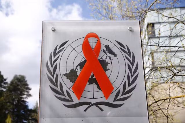 Một logo được chụp bên ngoài tòa nhà của cơ quan phòng chống AIDS của Liên hợp quốc (UNAIDS) tại Geneva, Thụy Sĩ. Ảnh: Reuters