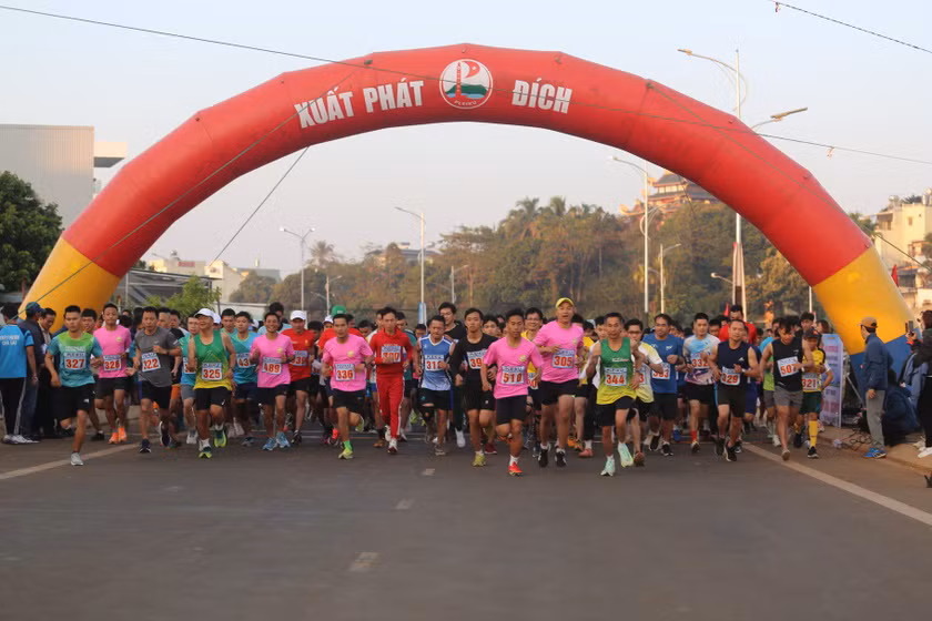 Xuất phát cự ly 10 km nam chính.