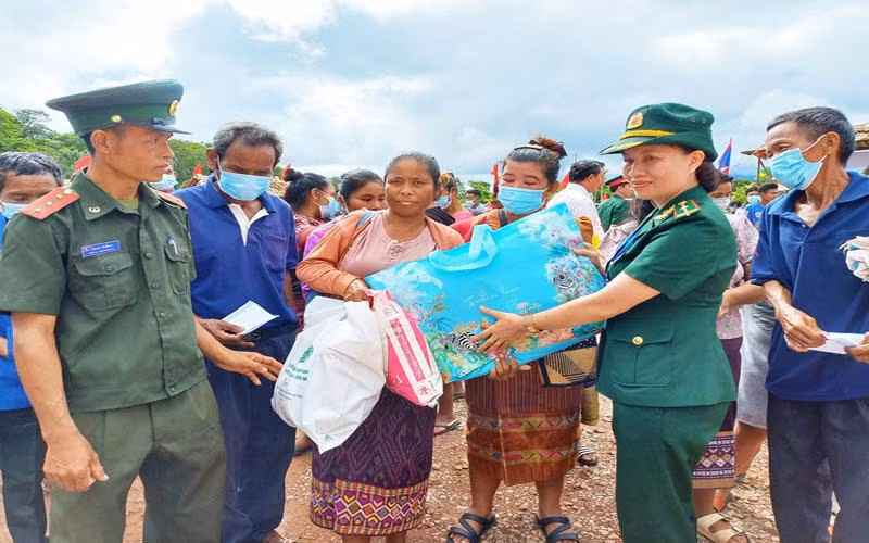 Bộ đội Biên phòng Quảng Bình tặng quà cho bà con người Lào. Bộ đội Biên phòng Quảng Bình tặng quà cho bà con người Lào.