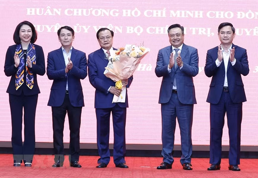 Lãnh đạo Ủy ban nhân dân Thành phố Hà Nội tặng hoa, chúc mừng ông Phạm Quang Nghị.