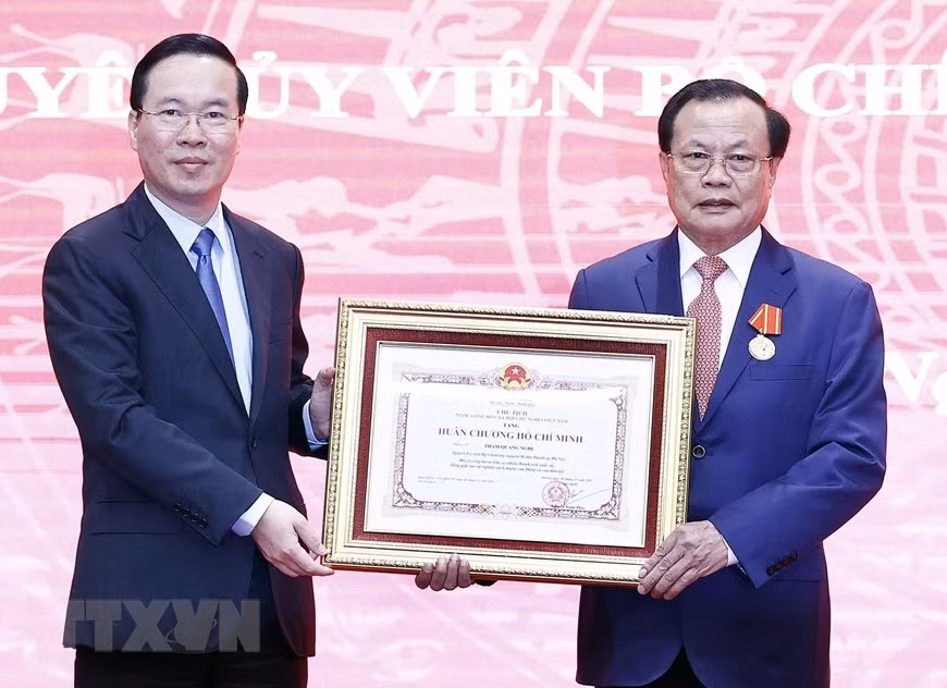 Chủ tịch nước Võ Văn Thưởng trao Huân chương Hồ Chí Minh tặng đồng chí Phạm Quang Nghị, nguyên Ủy viên Bộ Chính trị, nguyên Bí thư Thành uỷ Hà Nội. 