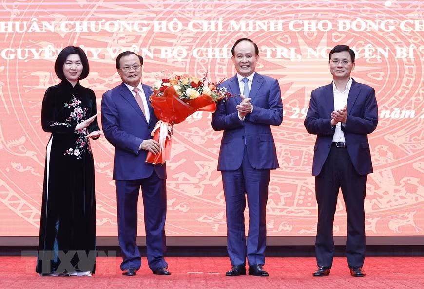 Lãnh đạo Hội đồng nhân dân thành phố Hà Nội tặng hoa, chúc mừng ông Phạm Quang Nghị.
