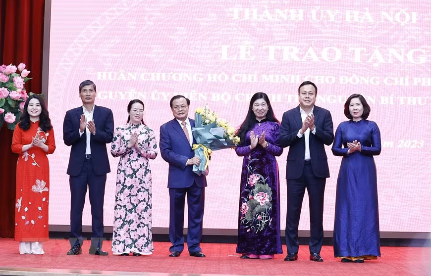 Lãnh đạo và Ban Thường trực Ủy ban Mặt trận Tổ Quốc Việt Nam Thành phố Hà Nội tặng hoa, chúc mừng ông Phạm Quang Nghị.