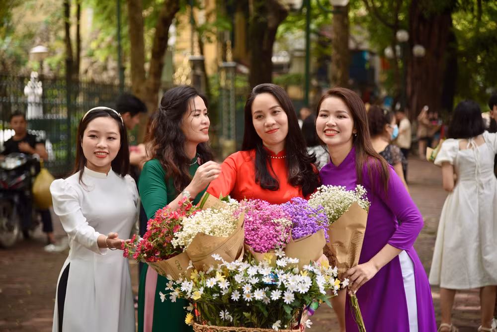 [Ảnh] Đông đảo người dân đón thu trên phố Phan Đình Phùng