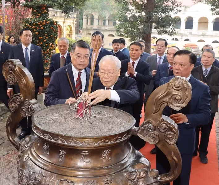 - Tổng Bí thư Nguyễn Phú Trọng dâng hương tại Điện Kính Thiên, Khu di tích Hoàng thành Thăng Long.