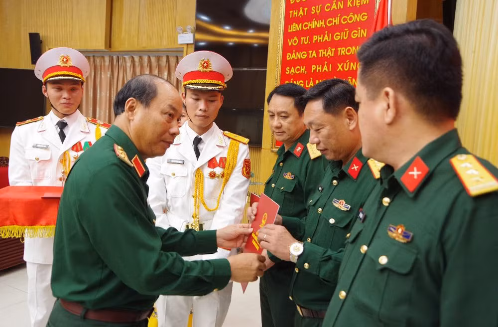 Thượng tá Phan Thắng nhận quyết định bổ nhiệm giữ chức Chỉ huy trưởng Bộ Chỉ huy Quân sự tỉnh Thừa Thiên Huế. (Anh: Mạnh Hùng)