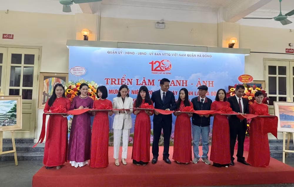Bí thư Quận ủy Hà Đông Nguyễn Thanh Xuân và Chủ tịch UBND Quận Hà Đông Cấn Thị Việt Hà cắt băng khai mạc triển lãm.