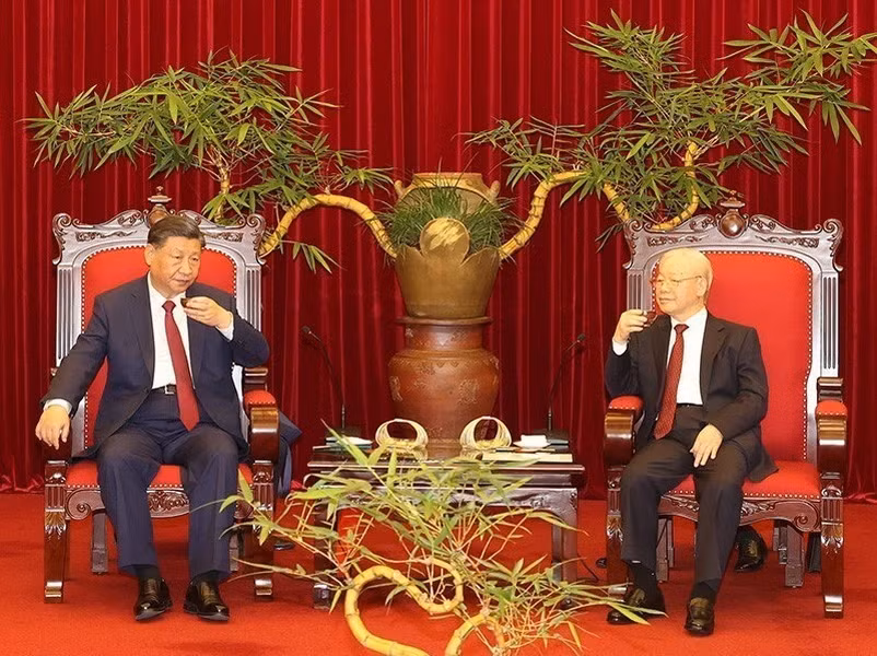 Tổng Bí thư Nguyễn Phú Trọng mời Tổng Bí thư, Chủ tịch Trung Quốc Tập Cận Bình thưởng thức trà. Tổng Bí thư Nguyễn Phú Trọng mời Tổng Bí thư, Chủ tịch Trung Quốc Tập Cận Bình thưởng thức trà.