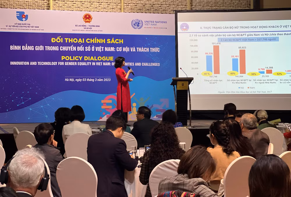 Các chuyên gia chia sẻ tại buổi đối thoại “Bình đẳng giới trong chuyển đổi số ở Việt Nam: Cơ hội và thách thức”. 