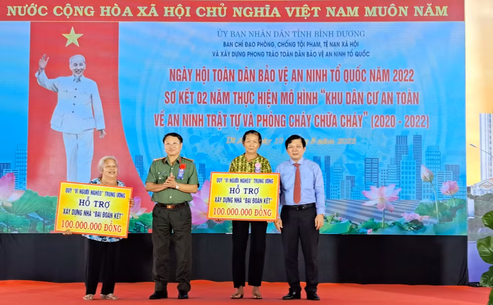 Phó Chủ tịch Ủy ban Trung ương Mặt trận Tổ quốc Việt Nam Nguyễn Hữu Dũng và đại diện Bộ Công an trao hỗ trợ xây dựng nhà Đại đoàn kết cho hộ nghèo.