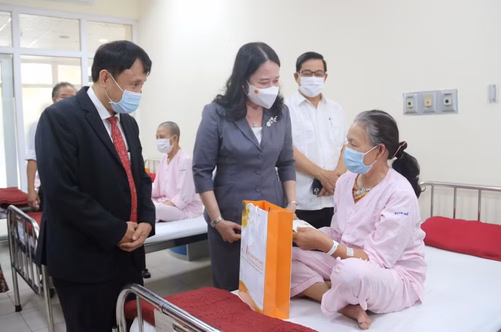 Phó Chủ tịch nước Võ Thị Ánh Xuân thăm hỏi, tặng quà cho các bệnh nhân nặng đang điều trị tại Bệnh viện Trung ương Huế.