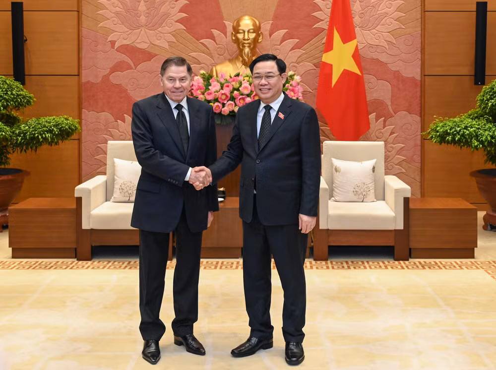 Chủ tịch Quốc hội Vương Đình Huệ và Chánh án Lebedev Vyacheslav Mikhailovich tại buổi tiếp. (Ảnh: DUY LINH)