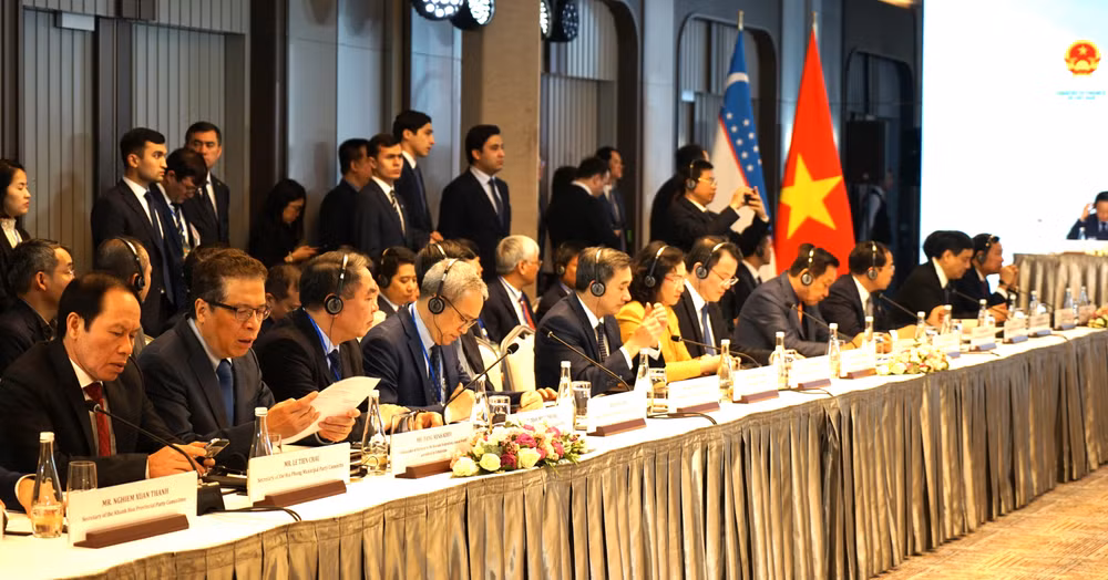 Các đại biểu Việt Nam dự cuộc Tọa đàm sáng nay lắng nghe ý kiến tham luận trao đổi của đại diện cộng đồng doanh nghiệp hai nước nhằm thúc đấy hợp tác trên nhiều lĩnh vực. (Ảnh: VĂN CHÚC)