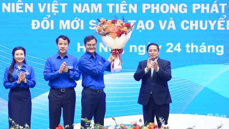 Thủ tướng Phạm Minh Chính tặng Ban Bí thư Trung ương Đoàn Thanh niên Cộng sản Hồ Chí Minh bó hoa tươi thắm. Thủ tướng Phạm Minh Chính tặng Ban Bí thư Trung ương Đoàn Thanh niên Cộng sản Hồ Chí Minh bó hoa tươi thắm.