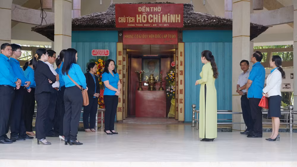 Đại diện lãnh đạo Tổng Liên đoàn Lao động Việt Nam, Liên đoàn Lao động các tỉnh khu vực đồng bằng sông Cửu Long đến viếng Đền thờ Bác Hồ tại xã Long Đức, tỉnh Trà Vinh.