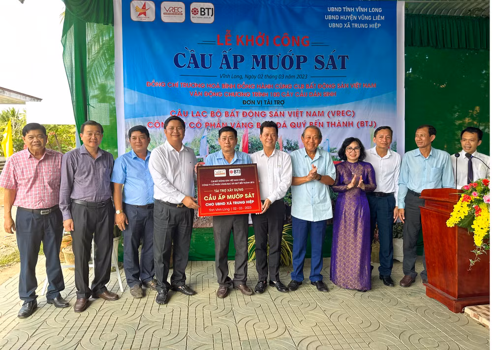 Nguyên Phó Thủ tướng thường trực Trương Hòa Bình cùng nhà tài trợ trao bảng tượng trưng kinh phí xây dựng cầu Mướp Sát. 