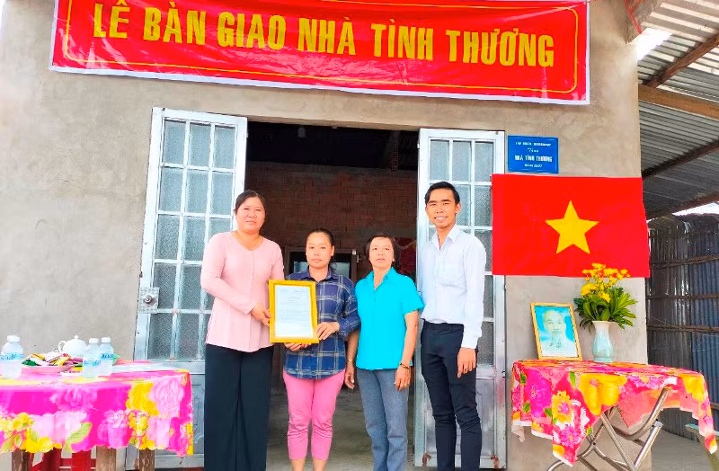 Bà Nguyễn Thị Oanh (ấp Vĩnh Hiệp, xã Vĩnh Thành) nhận nhà tình thương do Tập đoàn Namgroup tài trợ.