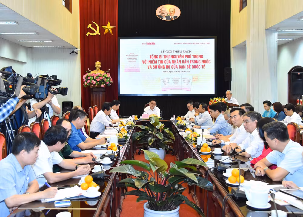 Quang cảnh buổi lễ giới thiệu cuốn sách “Tổng Bí thư Nguyễn Phú Trọng với niềm tin của nhân dân trong nước và sự ủng hộ của bạn bè quốc tế”. Quang cảnh buổi lễ giới thiệu cuốn sách “Tổng Bí thư Nguyễn Phú Trọng với niềm tin của nhân dân trong nước và sự ủng hộ của bạn bè quốc tế”.