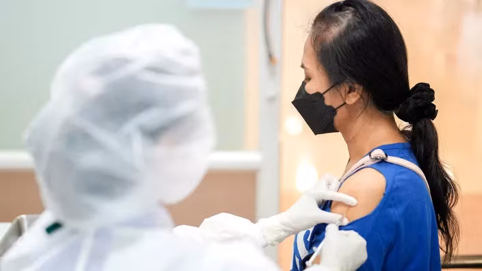 Tiêm vaccine Covid-19. (Ảnh: Reuters)