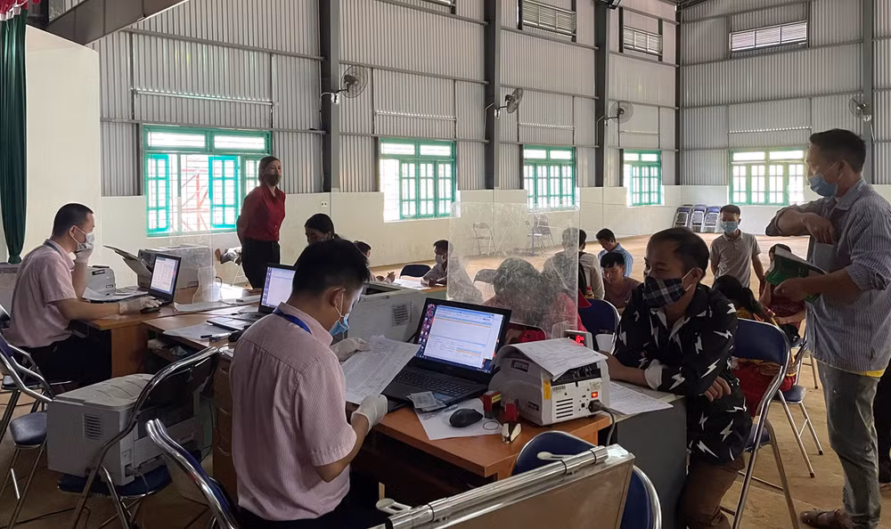 Ngân hàng chính sách-xã hội Tuần Giáo chi trả tiền dịch vụ môi trường rừng cho các chủ rừng tại huyện Tuần Giáo.