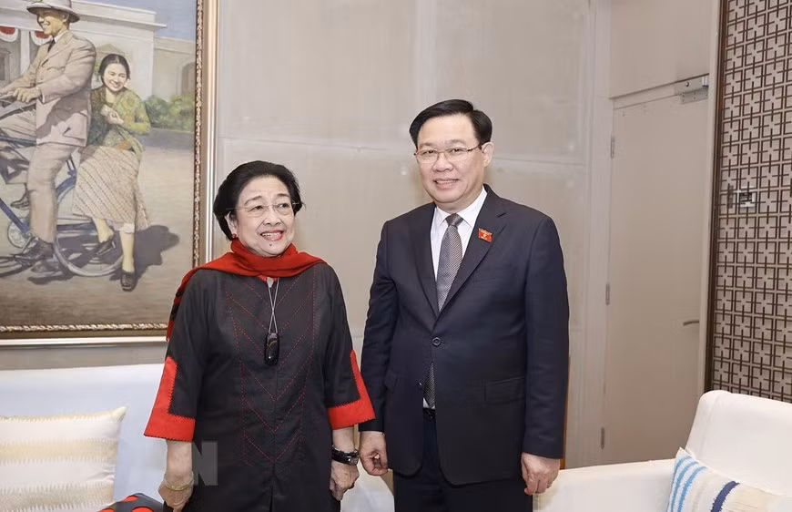Chủ tịch Quốc hội Vương Đình Huệ gặp Chủ tịch Đảng Dân chủ Indonesia đấu tranh (PDI-P) Megawati Sukarnoputri. (Ảnh TTXVN)